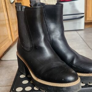 EUC DV Chelsea Boots